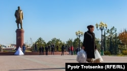 Памятник Исламу Каримову в Самарканде. Узбекистан, 29 ноября 2019 года.