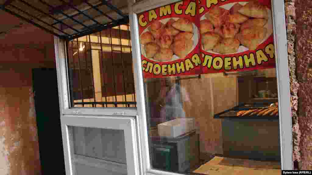 Местным жителя не нравится, что в подземных переходах продают еду, поскольку здесь нет системы водоснабжения и канализации. Они жалуются на запахи. 