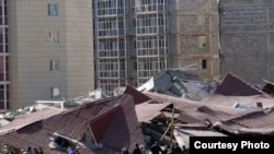 Обломки рухнувшего дома в Караганде, 6 апреля 2012 года.