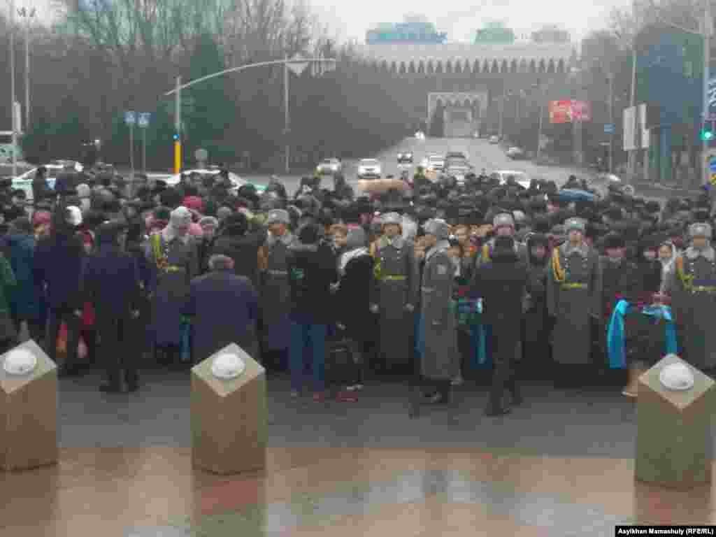 На церемонии возложения цветов к монументу «Рассвет независимости». Монумент воздвигнут в память о Декабрьских событиях 1986 года. 