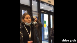 Адэма Есембаева протестует против «несправедливых» праймериз «Нур Отана» в здании партии. Скриншот из видео. 2 октября 2020 года.