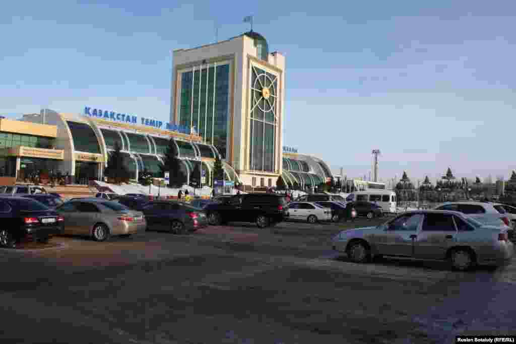 Автотұрақ ақылы болған соң көп орындар босап қалған. Бұрын заңсыз таксистер тұратын мына қатарда бұрын көлік қоятын жеп табылмайтын. Пойыздан түскен жолаушыларды "Такси! Такси!" деп айғайлап қарсы алатын адамдар да бүгін көрінбеді. Астана, 10 қаңтар 2017 жыл.