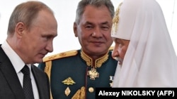 Кирилл патриарх (сол жақта) Ресей президенті Владимир Путинмен (оң жақта) кездесуі.