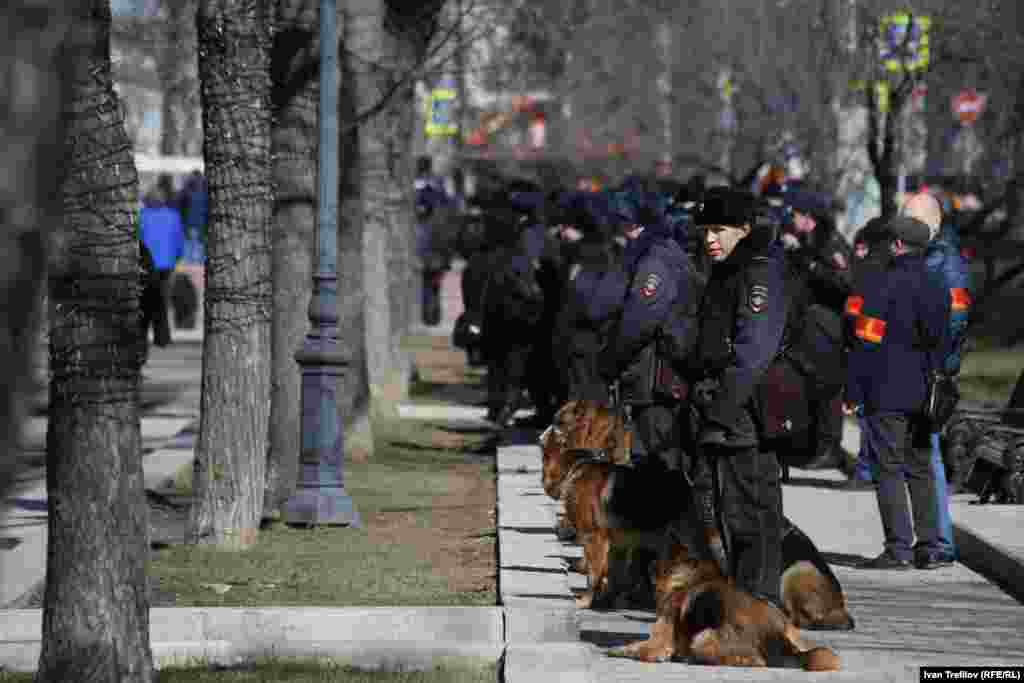 По данным полиции, в акции в Москве участвовало около восьми тысяч человек, сами же активисты сообщили о 20 тысячах.