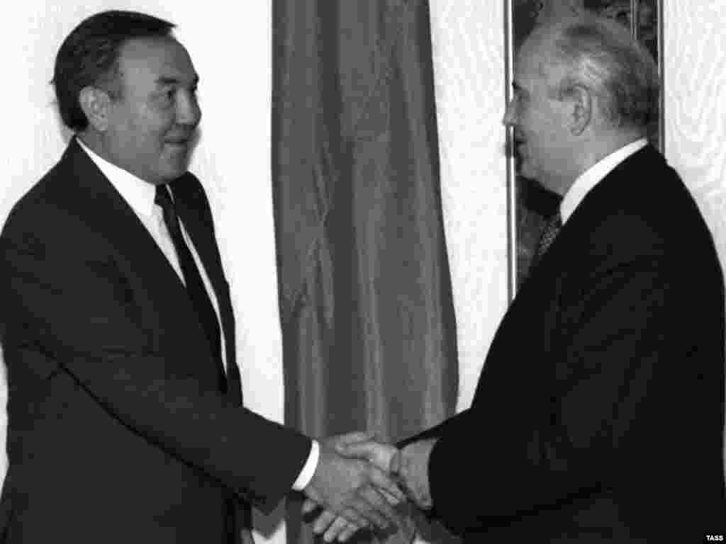 1989 жылы 22 маусым күні Қазақ ССР компартиясы орталық комитетінің бірінші хатшысы болып сайланғаннан кейін жыл өтпей жатып Нұрсұлтан Назарбаев 1990 жылдың ақпан айынан бастап Қазақ ССР Жоғары Кеңесінің төрағасы әрі Қазақ ССР коммунистік партиясы орталық комитетінің бірінші хатшысы қызметтерін қоса атқарды. Ол коммунистік және советтік билік номенклатурасының барлық сатысынан өткен болатын. Суретте: СССР президенті және Советтік коммунистік партия орталық комитетінің бас хатшысы Михаил Горбачев (оң жақта) пен Қазақ ССР президенті әрі Қазақ ССР компартиясы орталық комитетінің бірінші хатшысы Нұрсұлтан Назарбаев. Мәскеу, 25 қыркүйек 1990 жыл.