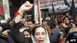 خانم بوتو که از رسيدن به خانه آقای چودری منع شده بود، با در دست داشتن يک بلندگو فرياد زد: «او رييس دادگاه است، او رييس واقعی دادگاه است.»