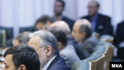 مصوبه ساخت و طراحی ۱۰ مرکز جدید غنی سازی اورانیوم در جلسه اى به رياست محمود احمدى نژاد، رييس جمهور ايران، و به گفته سايت دولت ايران، با «راى قاطع» وزيران به تصويب رسيد.