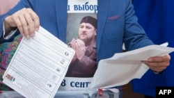 Сайлаушы Шешенстан басшысын сайлауда дауыс беріп жатыр.