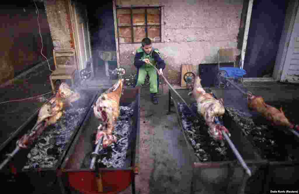 BiH - Priprema jela za proslavu Božića u selu Vojkovići, 6. januar 2013. Foto: Reuters / Dado Ruvić