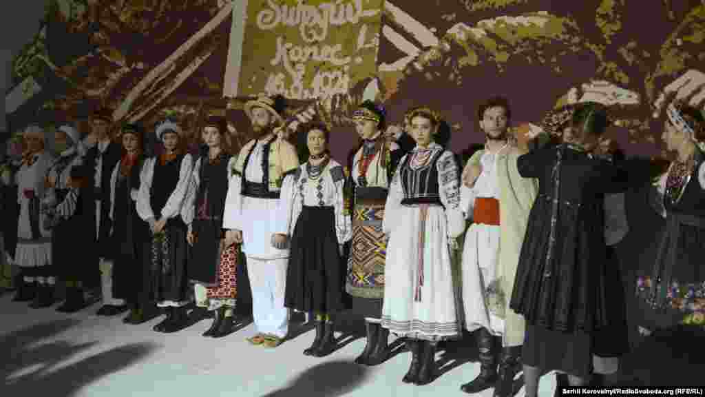 Для вышиванок Львовской области характерен "легкий" рисунок — орнамент геометрический, а фон не заполняется.