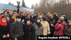 "Адвокат қызметі" туралы заң жобасына қарсылық білдіру үшін жиналған адвокаттар мен заңгерлер. Алматы, 13 наурыз 2021 жыл.