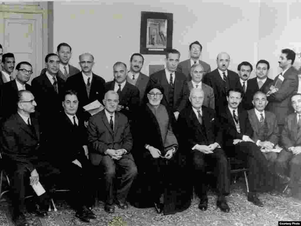 بختیار (نشسته، نفر سوم از راست) در نشست «جبهه ملی» در سال ۱۳۴۱ در منزل اللهیار صالح