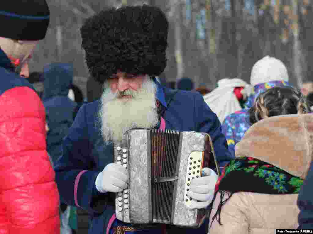Уральский казак во время исполнения народных песен. 