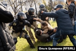 Столкновения сотрудников ОМОНа с протестующими в Хабаровске. Россия, 10 октября. На протяжении нескольких месяцев жители города выходили на протесты из-за ареста бывшего губернатора Сергея Фургала по обвинениям в организации убийства (Ольга Цыкарева).