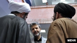 کامران دانشجو (نفر وسط)، وزیر علوم