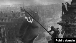 Рейхстаг гөмбәзенә байракны Башкортостанның Мишкә районында туып үскән татар кешесе Гази Заһитов һәм аның иптәшләре куйган