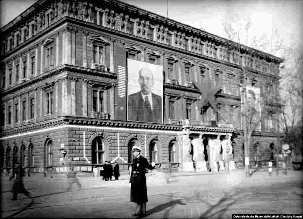 Портреты Ленина и Сталина, красная звезда на стене дворца Эпштайн в 1947 году. Дворец был штаб-квартирой советских оккупационных сил. 