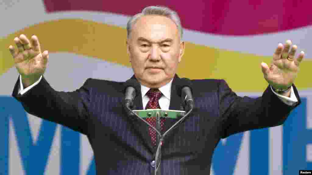 "Бүгінде жасы 73-тен асқан Нұрсұлтан Назарбаев алдағы уақытта кезекті мәрте президент сайлауына түсуі мүмкін екенін жоққа шығармайды" деп жазды Батыс басылымдары 2014 жылы. Сол жылы ақпанда өзінен болашақта сайлауға түсетіні туралы сұраған Bloomberg журналисінің сұрағына Назарбаев: «Мен 2016 жылғы желтоқсанның аяғына дейінгі мерзімге сайланғанмын, уақыты келгенде көрерміз» деп жауап берген. Суретте: Президент Нұрсұлтан Назарбаев Қазақстан халықтарының бірлігі күнгі жиында сөйлеп тұр. Алматы, 1 мамыр 2012 жыл.