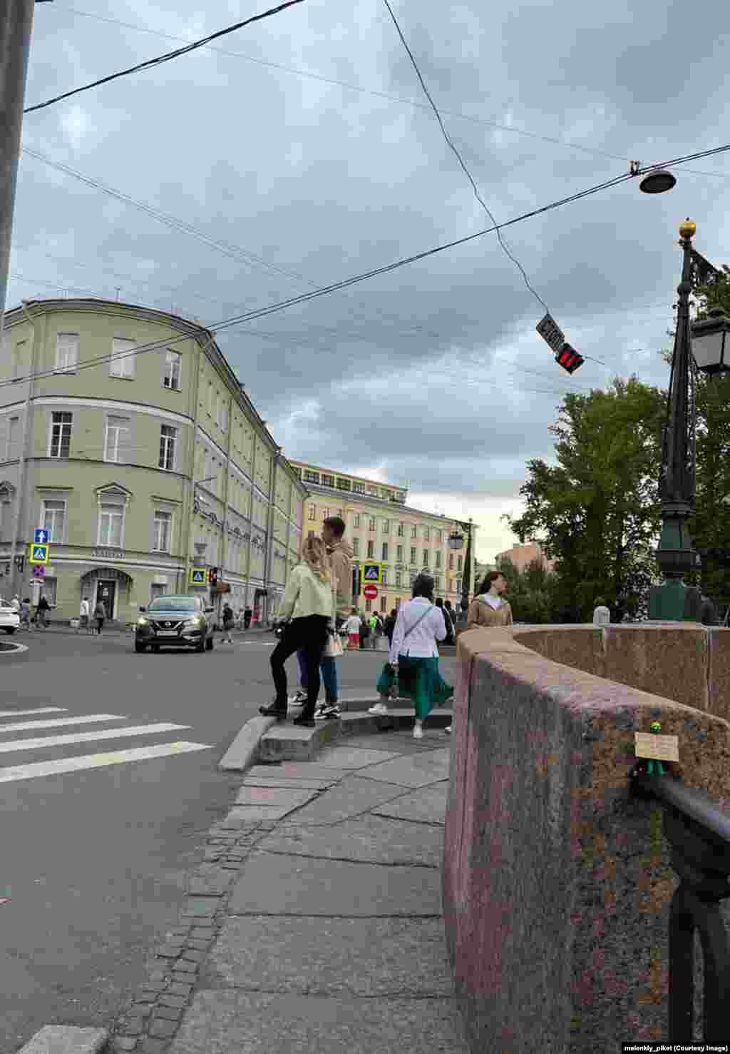 Владелец аккаунта malenkiy_piket рассказал Радио Свобода, что Кремль раздает участникам антивоенных протестов тюремные сроки, меняющие их жизнь: «Я слишком боялся сделать что-то большое, поэтому решил делать что-то небольшое, но каждый день»
