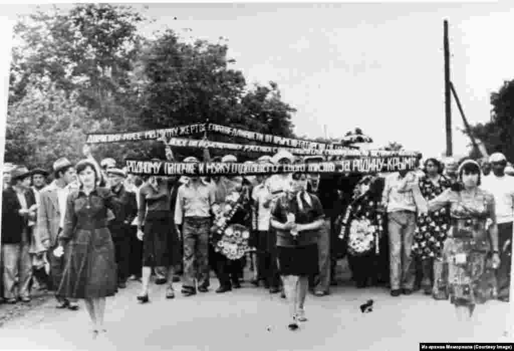 Похороны Мусы Мамута. Муса Мамут (1931-1978), национальный герой крымскотатарского движения. Политзаключенный (1976-1977). Покончил жизнь самоубийством в знак протеста против притеснений своего народа. 