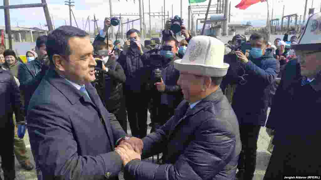 Жолугушуу жылуу маанайда өттү. 