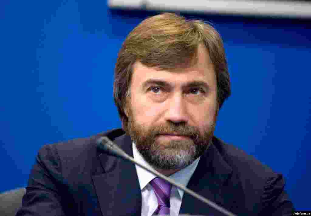 Аймақтар партиясының тағы бір мүшесі миллиардер Вадим Новинский Ринат Ахметовтің жақын саяси кеңесшісі саналады. Ахметовтің «Метинвест» компаниясында оның да үлесі бар. Ресей тумасы, 2012 жылы Украина азаматтығына ие болған Новинский елдегі нағыз ресейшіл саясаткерлердің біріне айналып отыр. 