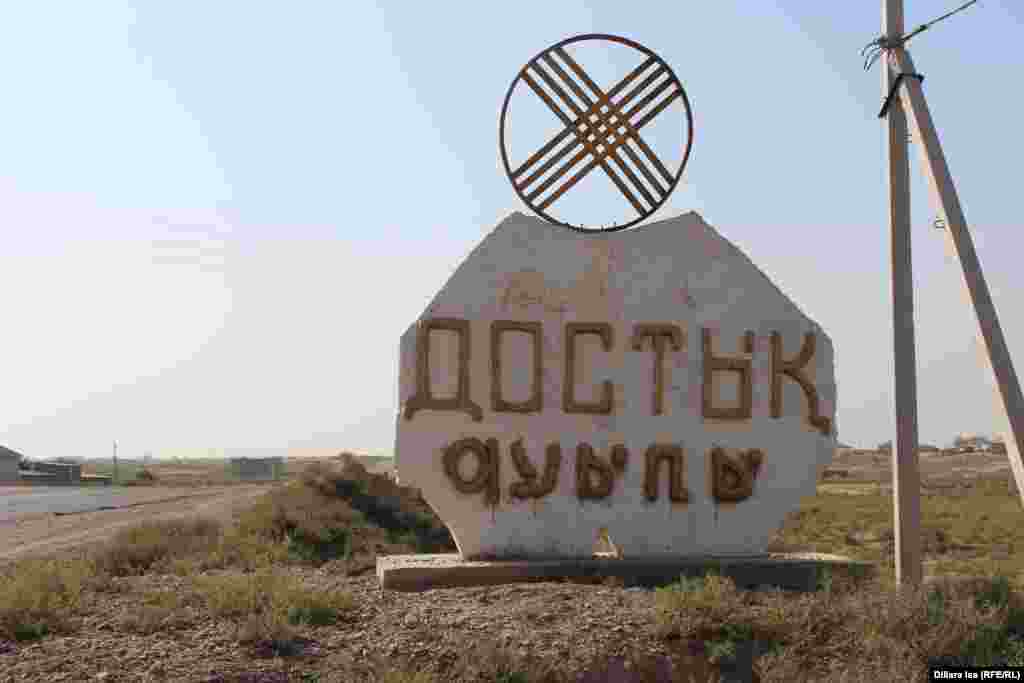 Достық – Сарыағаш қаласынан шамамен 50 километр жерде тұрған Ұшқын ауылдық округіне қарайтын шағын ауыл. Онда 2005 жылы қазақ-өзбек шекарасы белгіленгенде көрші елдің Науаи ауылынан бөлініп қалған 13 отбасы, 46 адам тұрады. 
