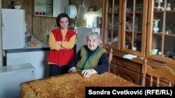 Leposava Stojanović (desno) i Afrerdita Bojniku (levo) nadaju se da će zajedno sa svi stanarima baraka da sele u novi smeštaj