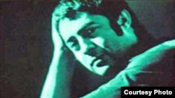 احمد رضا احمدی متولد سال ۱۳۱۹ کار شاعری را از دهه ی چهل آغاز کرد و خيلی زود آثارش مورد توجه شاعران و منتقدان مطرح آن دوره قرار گرفت. نخستين مجموعه شعر او با نام طرح در سال ۴۱ منتشر شد.