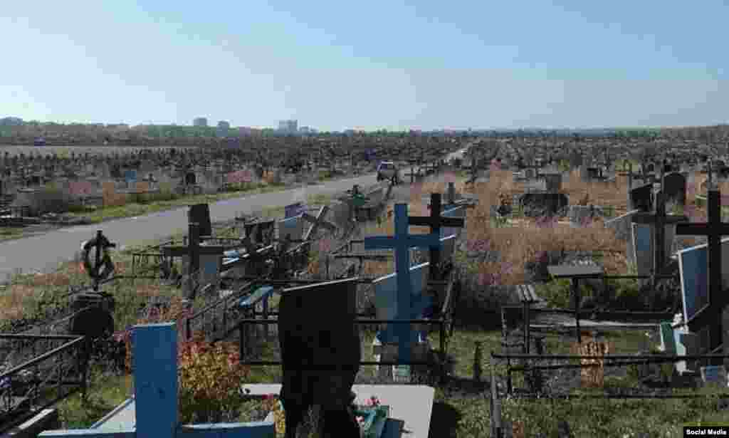 Дондагы Ростов шәһәрендәге зиратның хәзер мәетләр күмелә торган өлеше 