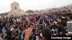 تجمع‌کنندگان به مناسبت روز کوروش در پاسارگاد 