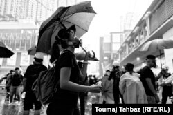 چتر سال‌هاست نشانه اعتراضات در هنگ‌کنگ است؛ هم برای پوشاندن چهره و به‌عنوان نمادی از مقابله در برابر پلیس.