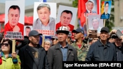 Өмүрбек Текебаевди, Дүйшөнкул Чотоновду жана Садыр Жапаровду бошотууну талап кылган митинг. 23-апрель, 2019-жыл. 