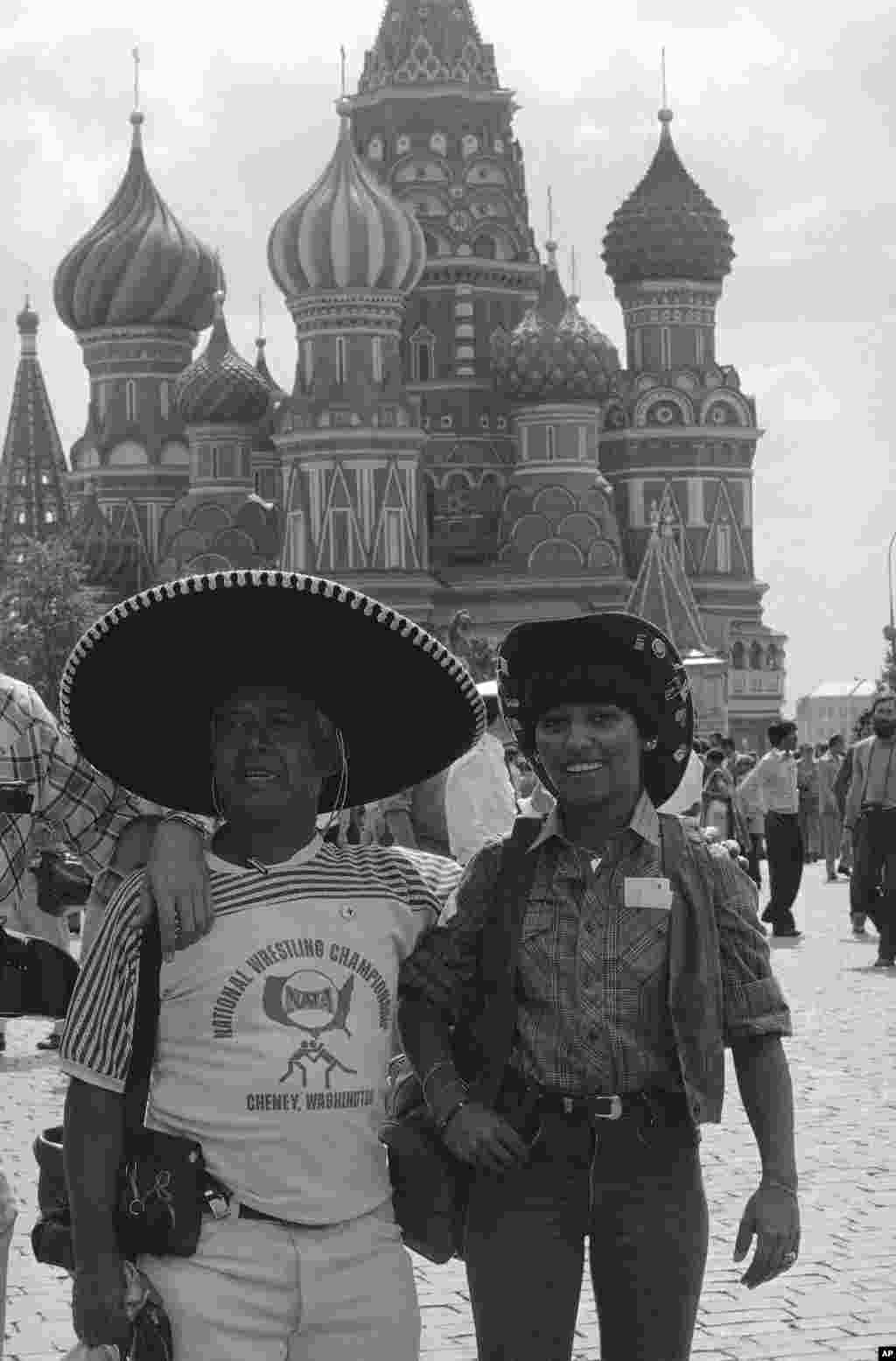 Жители Нью-Йорка Максим и Фрида Сира, приехавшие посмотреть состязания, перед храмом Василия Блаженного в Москве.