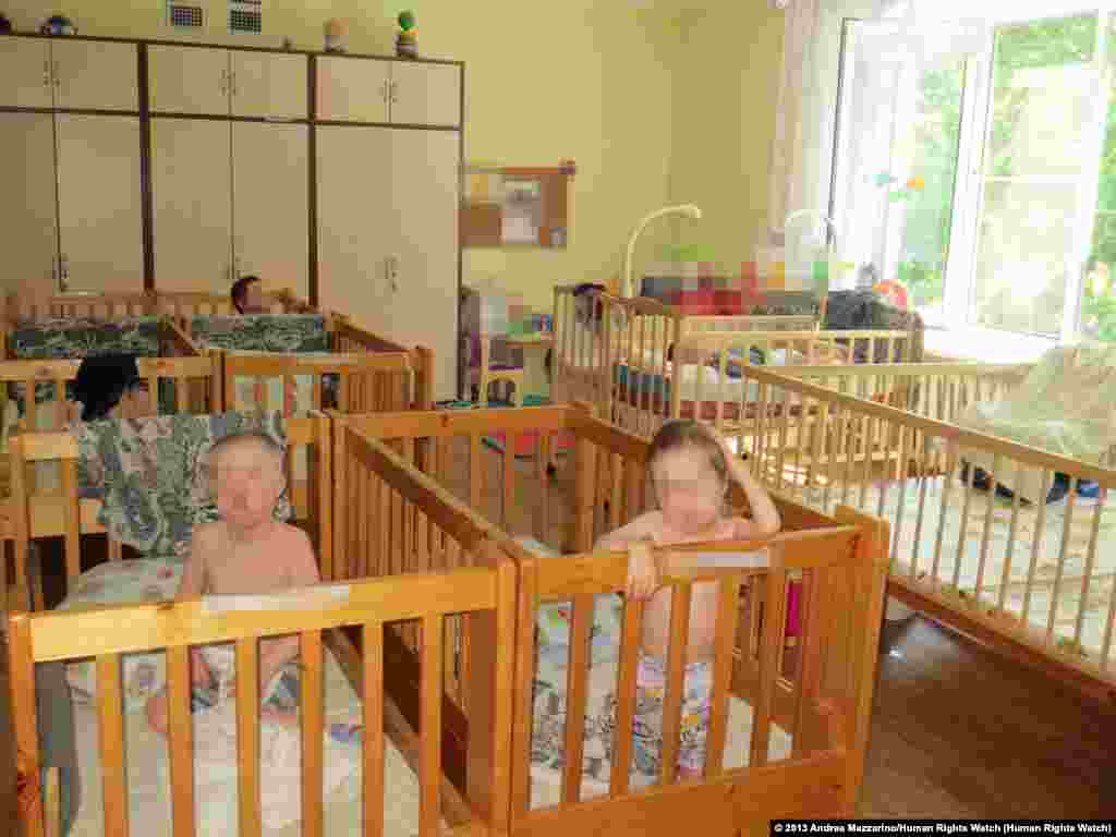 Ресейдің солтүстік-батыс аймағында орналасқан мүгедек балаларға арналған мемлекеттік мекемеге "мәжбүрлеп жатқызылған" 18 жастағы Роман (сол жақта) мен 15 жастағы Люба. Романды жақында ересектерге арналған мекемеге ауыстырады. Олардың суретін көрген мүмкіндігі шектеулі балаларды емдейтін педиатр дәрігер Human Rights Watch ұйымына Роман мен Любаның өз жастарына сәйкес дамымағанын айтады. Маманның болжамына қарағанда, балаларға қолдау мен дұрыс тамақ, тиісті ем жетіспеген. 