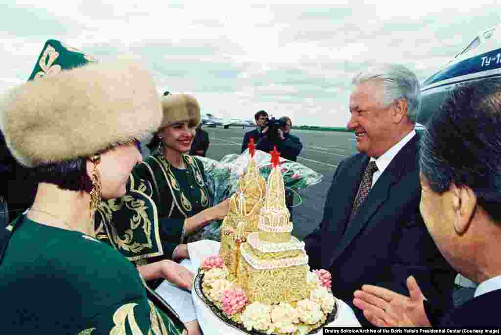 Ельцина встречают в Татарстане в мае 1994 года с традиционным татарским десертом — чак-чаком.