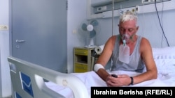 Fazli Jashari, pacient i infektuar me koronavirus, duke u trajtuar në Klinkën Infektive në Prishtinë.