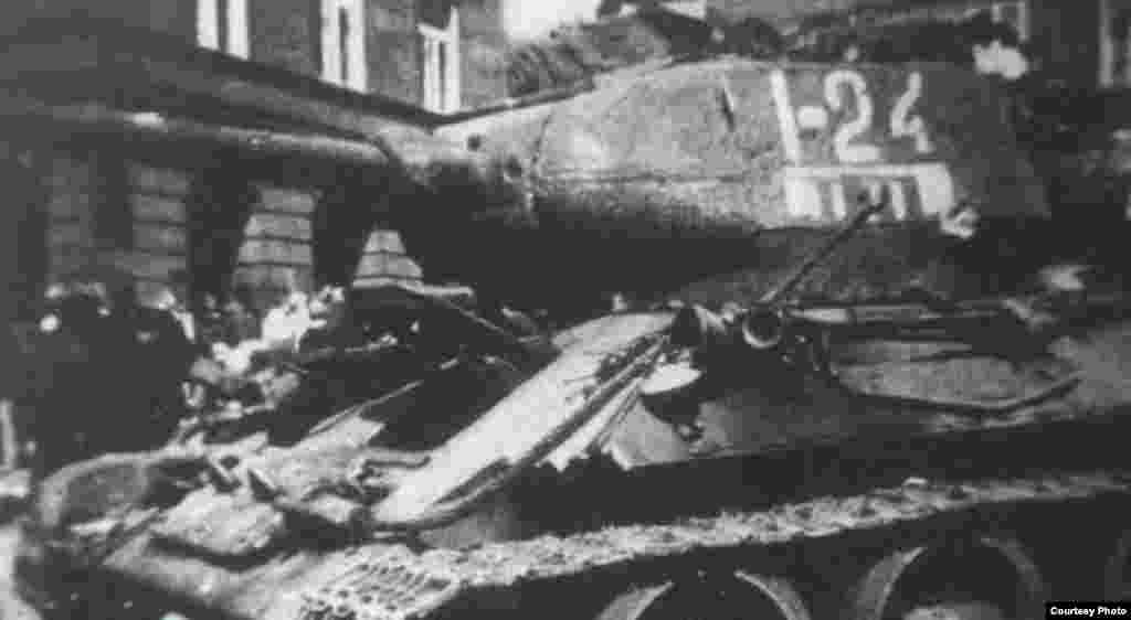 Лейтенант Иван Гончаренконың "Т-34" моделді танкі 1945 жылғы мамырдың 9-ындағы Праганы азат ету ұрысынан соң. Танктің борт нөмірі совет идеологтары айтқандай 23 емес, 24 болған екен.