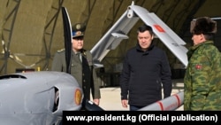 Қырғызстан президенті Садыр Жапаров Түркиядан сатып алынған "Байрактар" апппаратын көріп тұр.
