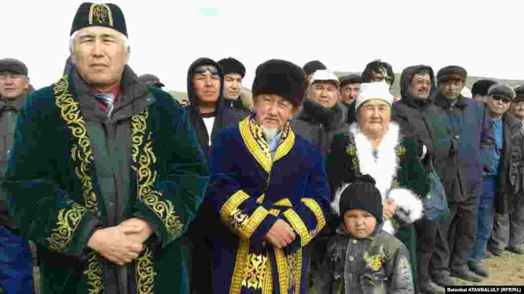 Амал мерекесіне жиналған жергілікті тұрғындардың айтуынша, жаугершілік заманда Отпан таудың басына от қою арқылы жау шапқаны жайлы белгі берілетін болған. 