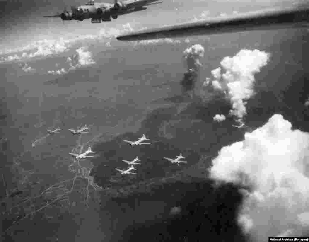 1944 год. Американские бомбардировщики наносят удар по нефтеперерабатывающему заводу в румынском городе Брашов. С 1940 года, после прихода к власти фашистского диктатора Иона Антонеску, и до августа 1944-го Румыния была союзницей нацистской Германии. 