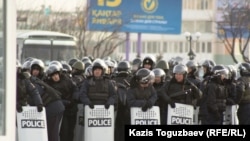 Бойцы специального отряда быстрого реагирования на центральной площади Ынтымак города Актау. 20 декабря 2011 года.