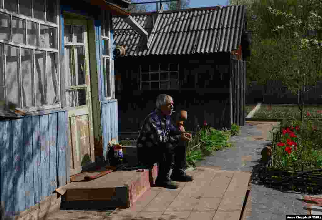 Благодаря связям в городе и с властями, ему разрешили вернуться. Но дом, где он сейчас живет, не был его собственным.