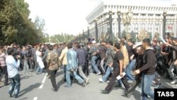 Тасмада 3-октябрда Ак үйдү алуу ишке ашпай калганы да айтылат. (Сүрөттө: Ак үй алдындагы тополоң, 3-октябрь, 2012.)