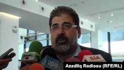 Կիրո Մանոյանը Բաքվում պատասխանում է լրագրողների հարցերին, 11-ը հոկտեմբերի, 2010թ.