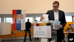 Александр Вучич добуш берүү учурунда. Белград, 3-апрель, 2022-жыл