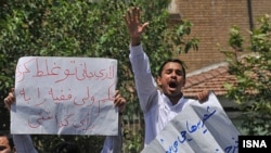 تجمع روز سه شنبه دانشجویان بسیجی مقابل مجلس شورای اسلامی با شعارهای تندی علیه علی لاریجانی همراه بود.