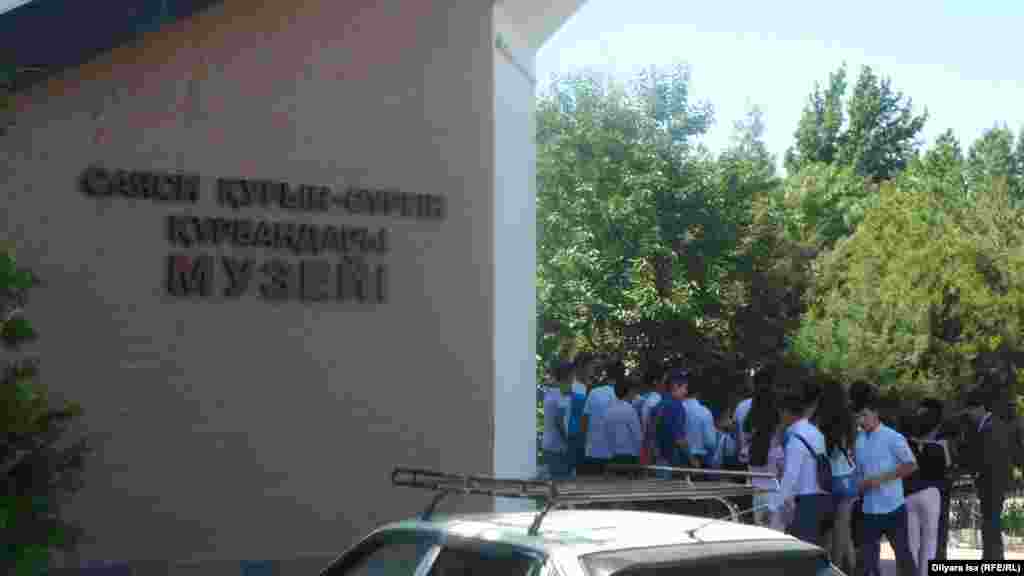 «Қасірет» мемориалынан шыққан тұрғындар саяси қуғын-сүргін құрбандары музейіне барды. Шымкент, 31 мамыр 2016 жыл.