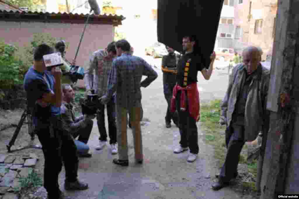 Oslobođenje u 26 slika - Ekipa filma OSLOBOĐENJE U 26 SLIKA koju čine reditelji i scenaristi Ivan Ramljak i Marko Škobalj iz Hrvatske, producent Orkan Bayram iz Turske, te glumci: Vladimir Jokanović, Edis Livnjak, Anđela Ramljak, Esma Arnautović i Ahmed Bahto, snimala je u Sarajevu u periodu od 8. do 10. maja. "Imamo samo riječi pohvale za cijeli produkcijski tim i realizaciju kratkog filma na kojem smo radili. Što više reći osim da već osmišljamo scenarij za cjelovečernji film koji bi se događao u Sarajevu", kazali su Škobalj i Ramljak.