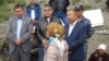 Вице-премьер Абдырахман Маматалиев и замминистра внутренних дел Курсан Асанов на встрече со сторонниками Ахматбека Келдибекова. 18 июня.
